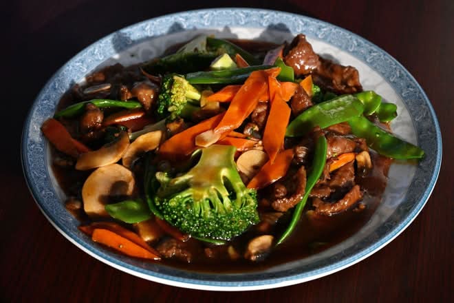 B16 Beef with Mixed Vegetables 什锦牛肉
